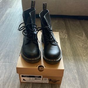 Doc Martins 1460 SMOOTH LEATHER LACE UP BOOTS